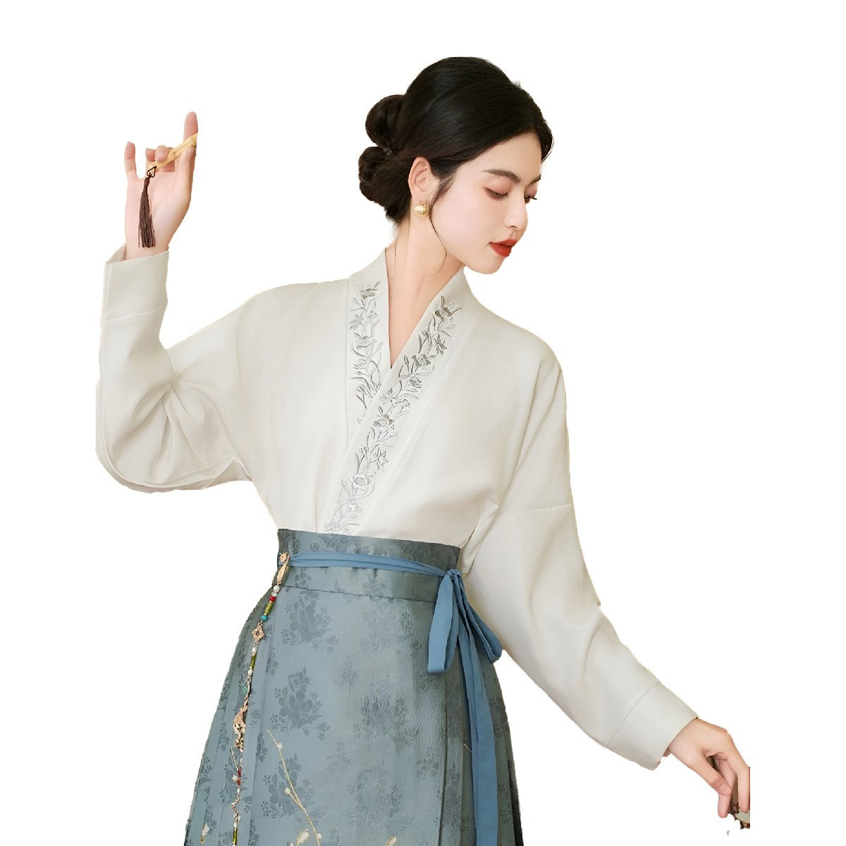 Elegant Chinese style set with horseface skirt and embroidered blouse