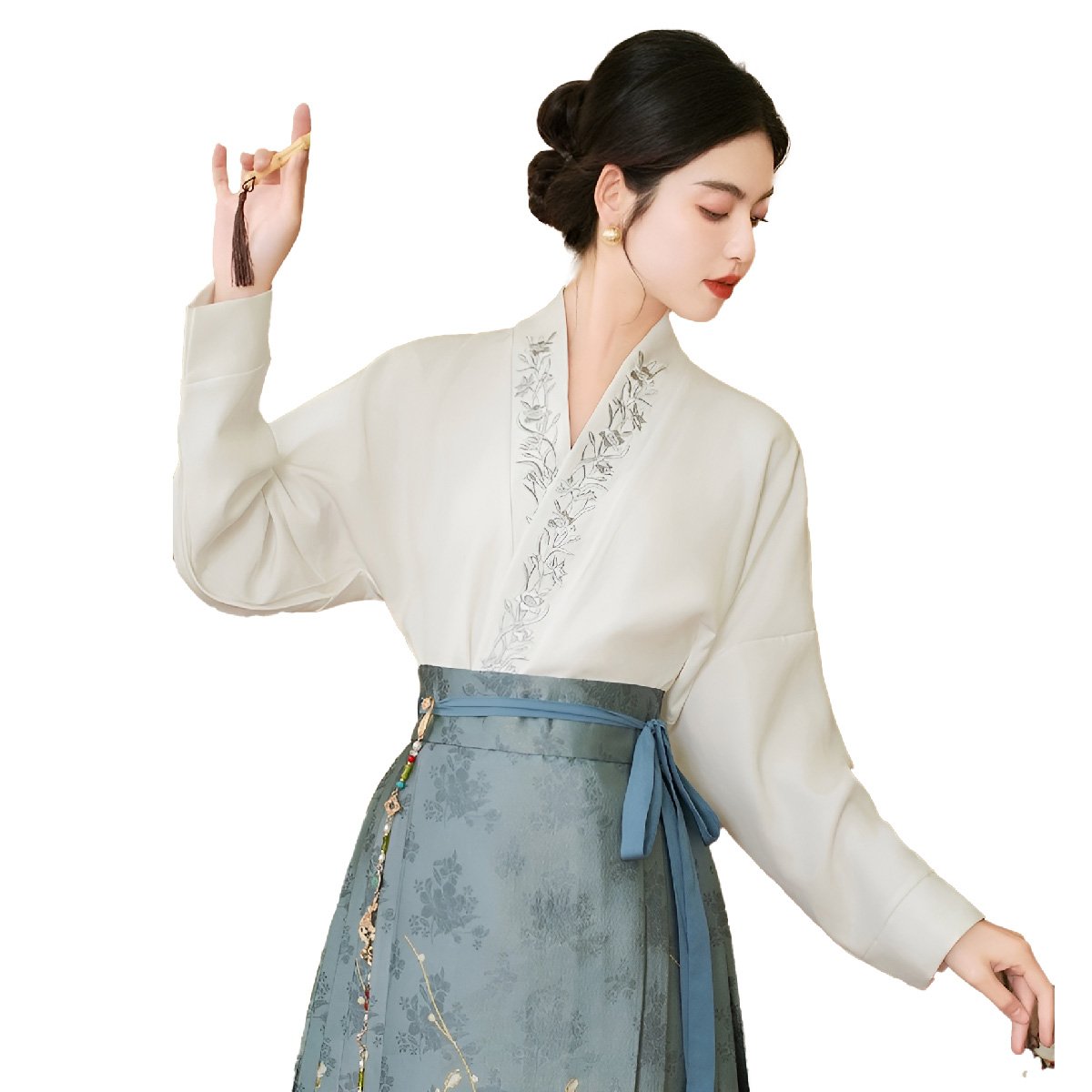 Elegant Chinese style set with horseface skirt and embroidered blouse
